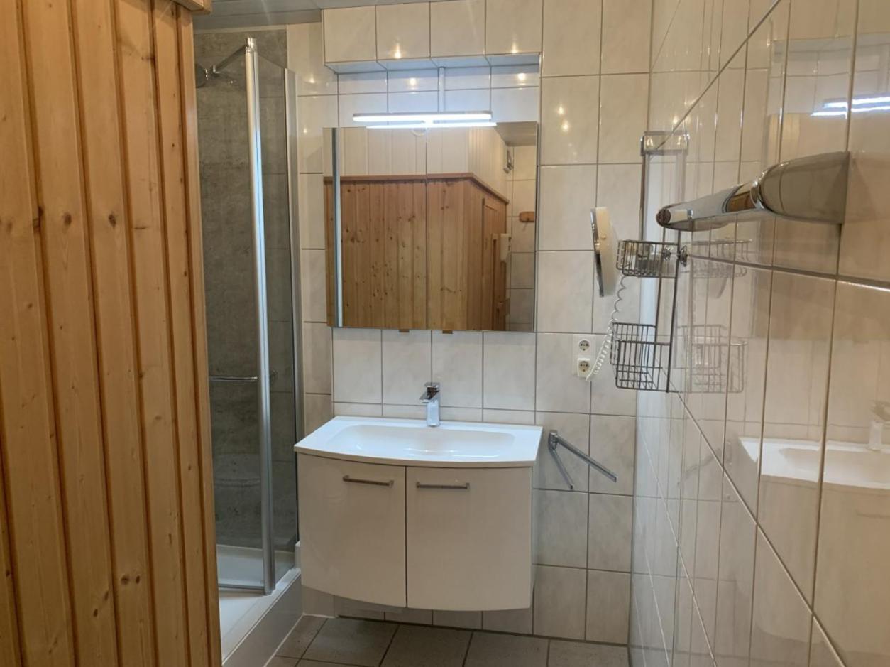Im Herzen Von Wiesdorf- Blick Auf Das Bayer-Kreuz -Appartement Mit 2 Schlafzimmern-Fuer 3 Personen -Zentral Gelegen - Friedrich Ebert Platz 5A , 4Te Etage - Dachterrasse Und Sauna - Kaution Pflicht - 勒沃库森 外观 照片