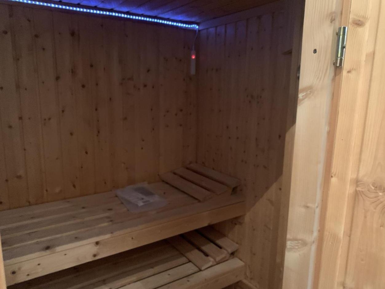 Im Herzen Von Wiesdorf- Blick Auf Das Bayer-Kreuz -Appartement Mit 2 Schlafzimmern-Fuer 3 Personen -Zentral Gelegen - Friedrich Ebert Platz 5A , 4Te Etage - Dachterrasse Und Sauna - Kaution Pflicht - 勒沃库森 外观 照片