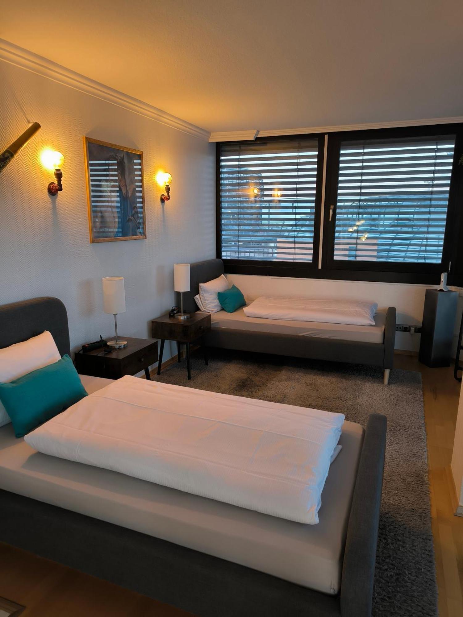 Im Herzen Von Wiesdorf- Blick Auf Das Bayer-Kreuz -Appartement Mit 2 Schlafzimmern-Fuer 3 Personen -Zentral Gelegen - Friedrich Ebert Platz 5A , 4Te Etage - Dachterrasse Und Sauna - Kaution Pflicht - 勒沃库森 外观 照片
