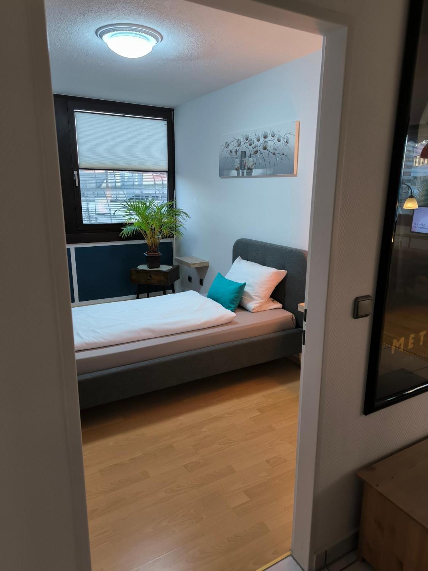 Im Herzen Von Wiesdorf- Blick Auf Das Bayer-Kreuz -Appartement Mit 2 Schlafzimmern-Fuer 3 Personen -Zentral Gelegen - Friedrich Ebert Platz 5A , 4Te Etage - Dachterrasse Und Sauna - Kaution Pflicht - 勒沃库森 外观 照片