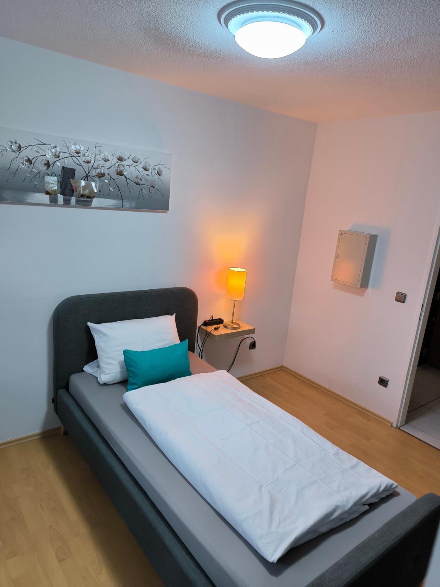 Im Herzen Von Wiesdorf- Blick Auf Das Bayer-Kreuz -Appartement Mit 2 Schlafzimmern-Fuer 3 Personen -Zentral Gelegen - Friedrich Ebert Platz 5A , 4Te Etage - Dachterrasse Und Sauna - Kaution Pflicht - 勒沃库森 外观 照片
