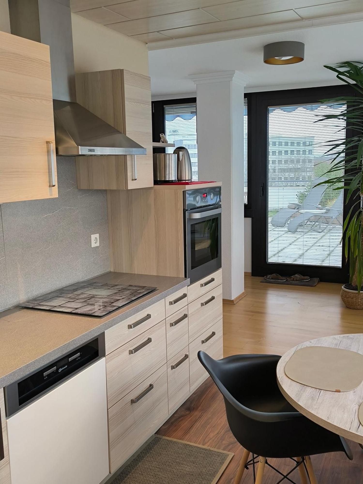 Im Herzen Von Wiesdorf- Blick Auf Das Bayer-Kreuz -Appartement Mit 2 Schlafzimmern-Fuer 3 Personen -Zentral Gelegen - Friedrich Ebert Platz 5A , 4Te Etage - Dachterrasse Und Sauna - Kaution Pflicht - 勒沃库森 外观 照片